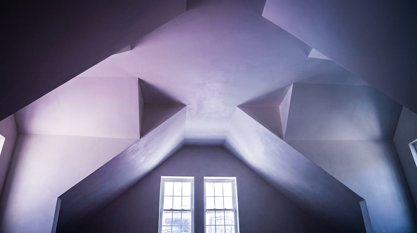 Makellos glatte, gefaltete Gipsdecke im Streiflicht — Glatt-Gips GmbH