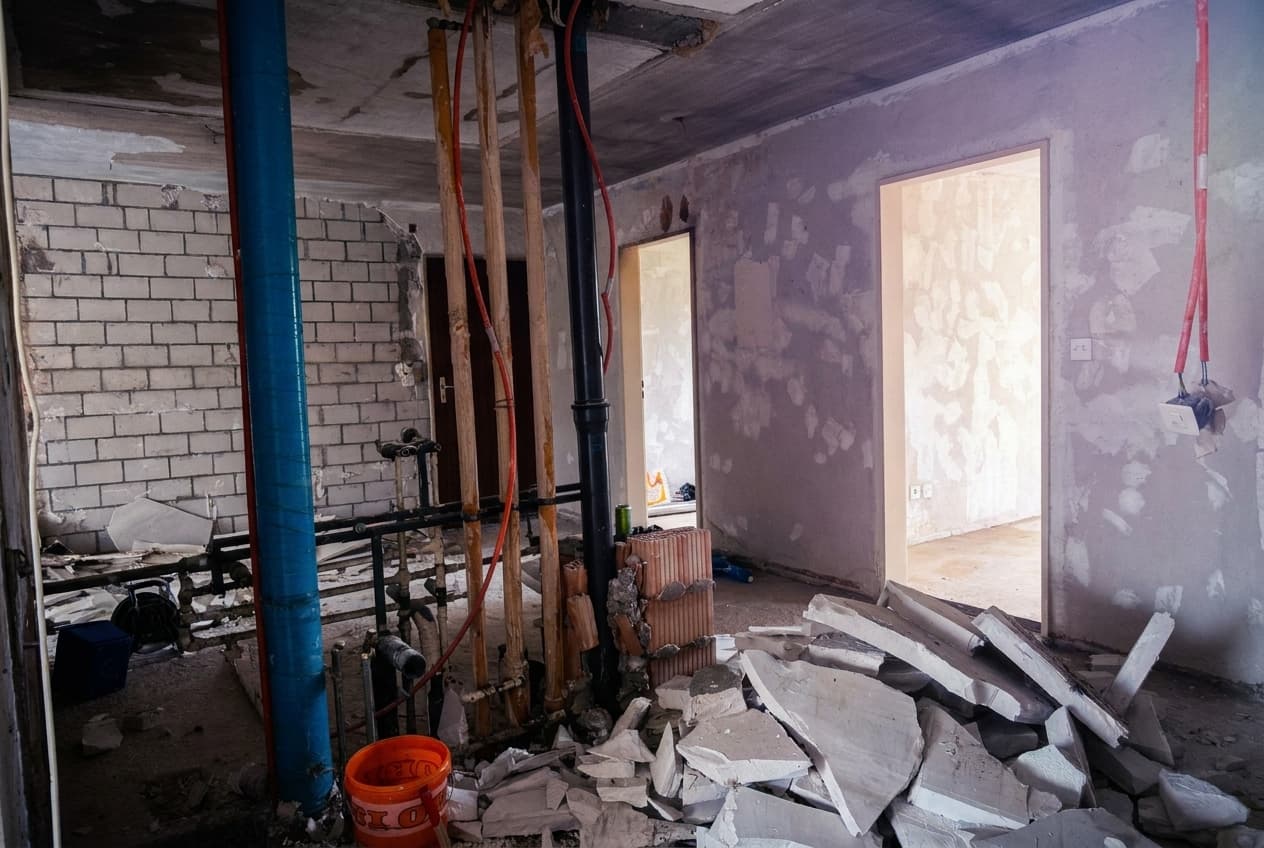 Sauberer, staubarmer Rückbau einer Wand vor der Renovation